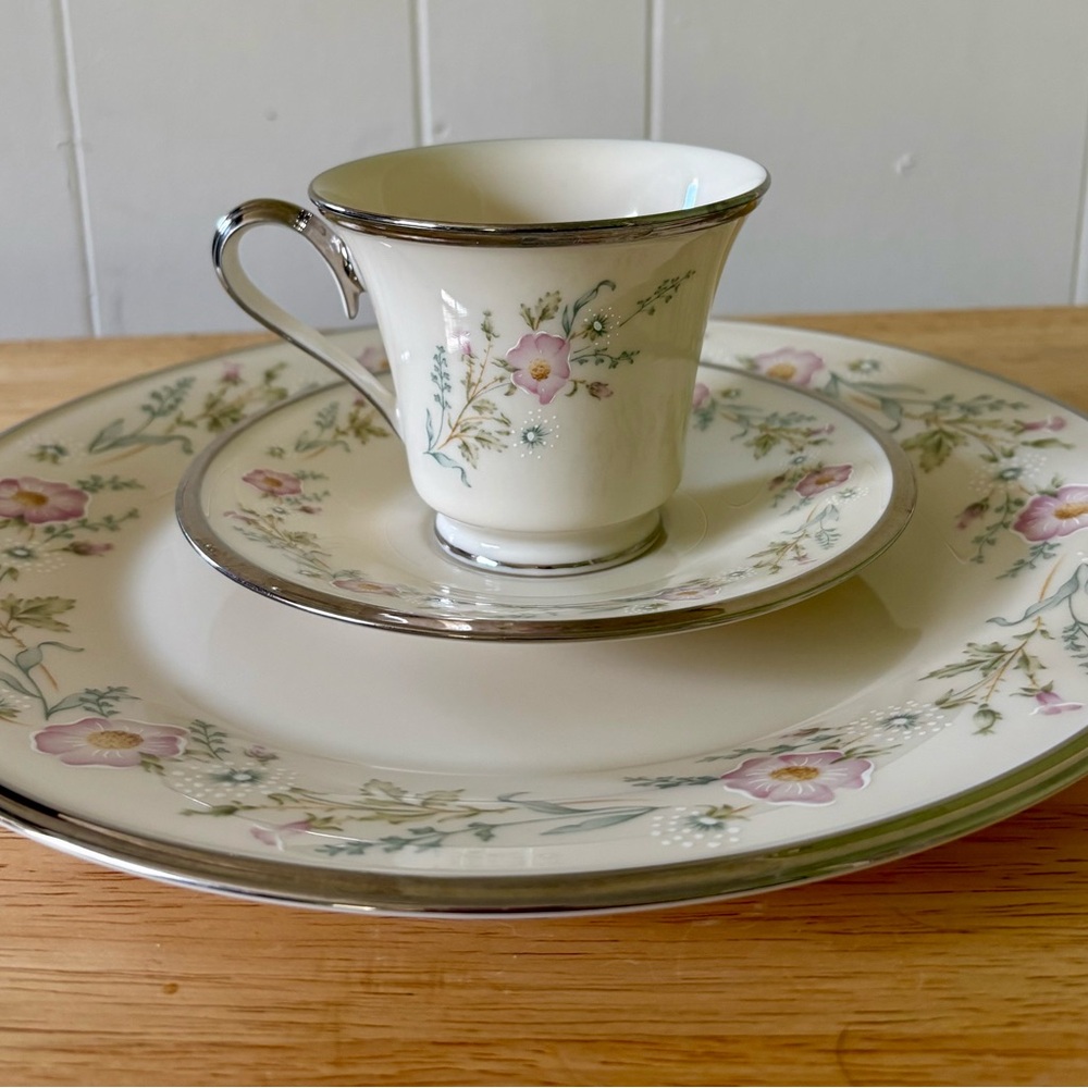 1980 “Flirtation” Lenox China, 24-Piece Dinnerware Set with Platinum Trim